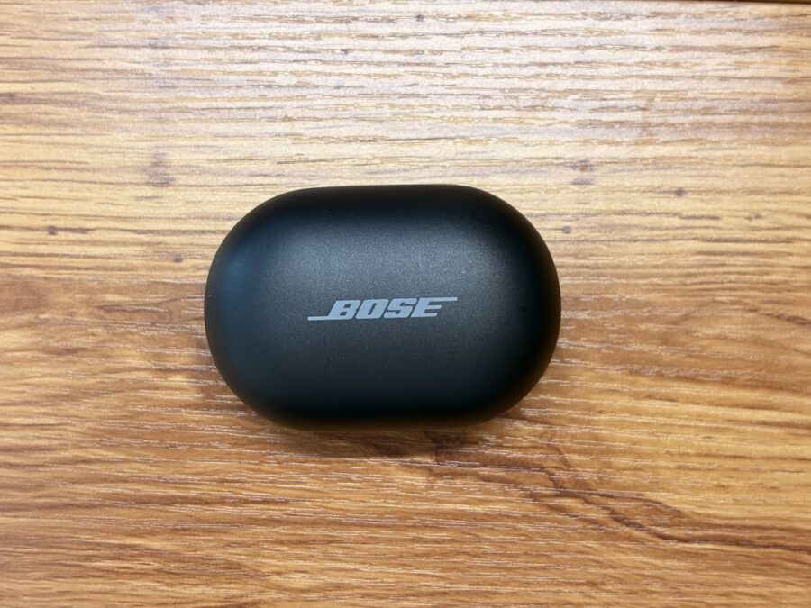 Bose QuietComfort Earbuds(2024年モデル)の充電ケースを上から見たところ