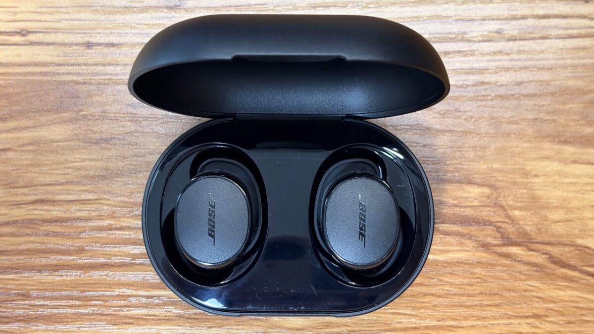 筆者が購入したBose QuietComfort Earbuds(2024年モデル)ブラック。ケースを開けた状態