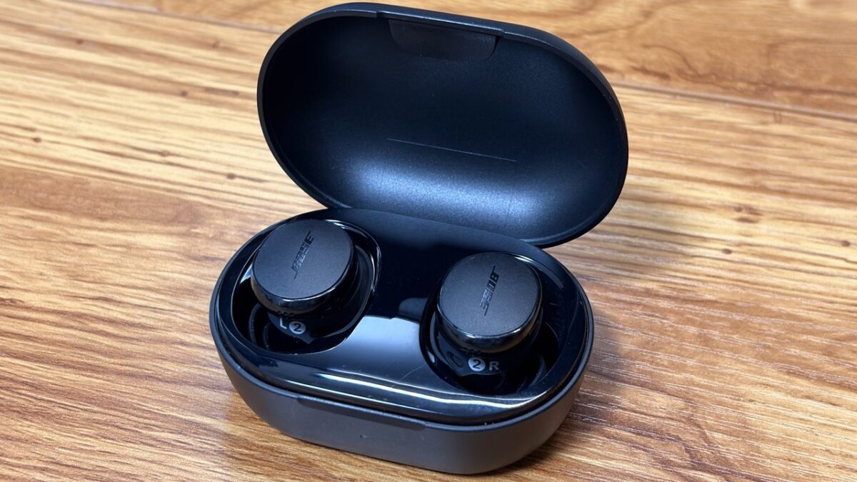 Bose QuietComfort Earbuds(2024年モデル)と充電ケース(筆者撮影)