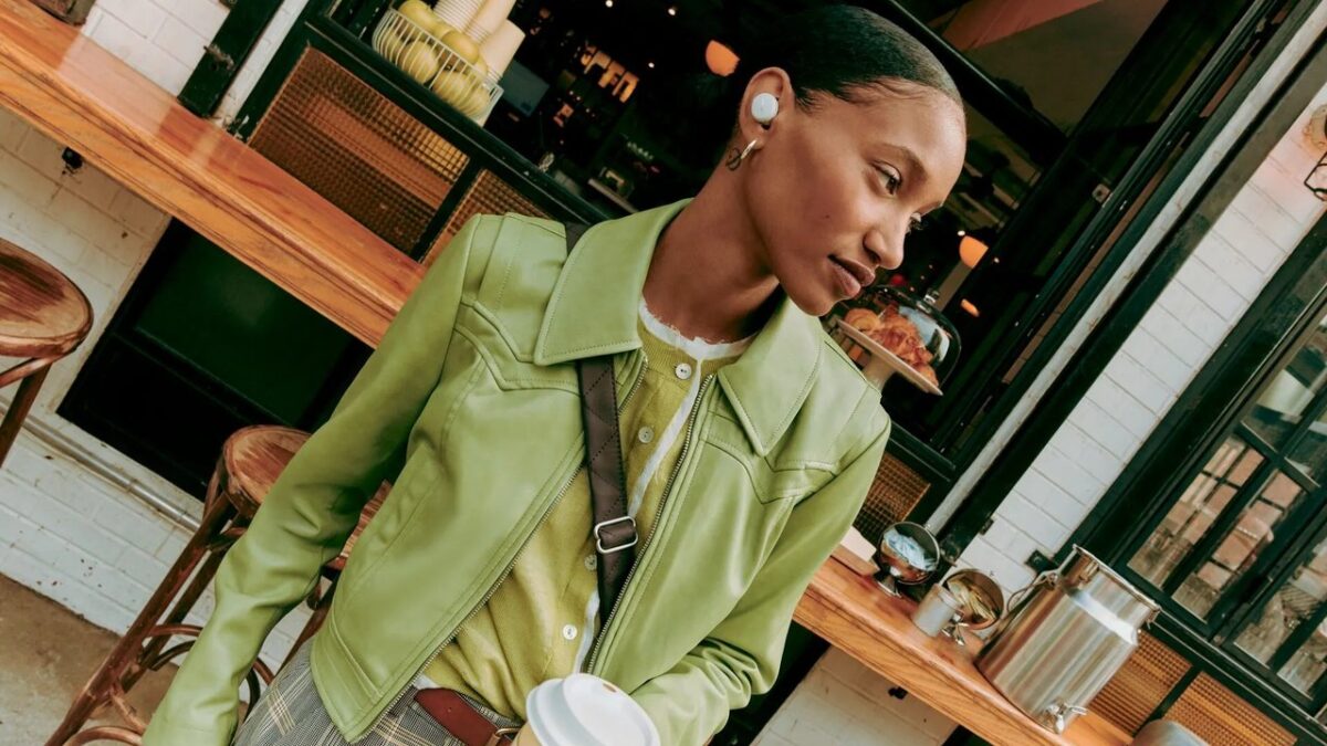 カフェでBose QuietComfort Earbuds(2024年モデル)を使うイメージ