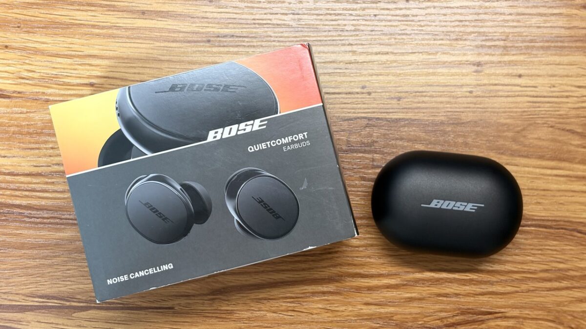 中古で購入したBose QuietComfort Earbuds(2024年モデル)の外箱とケース(筆者撮影)